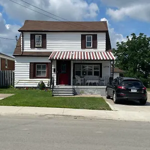 Newly Renovated 2 Bedroom 1 Ba *10 Min Walk To Falls* , Niagara-Fälle Kanada