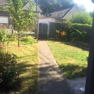 Holiday home Quiet-comfy 3 Bedroom On A Tree Lined Street In Kits