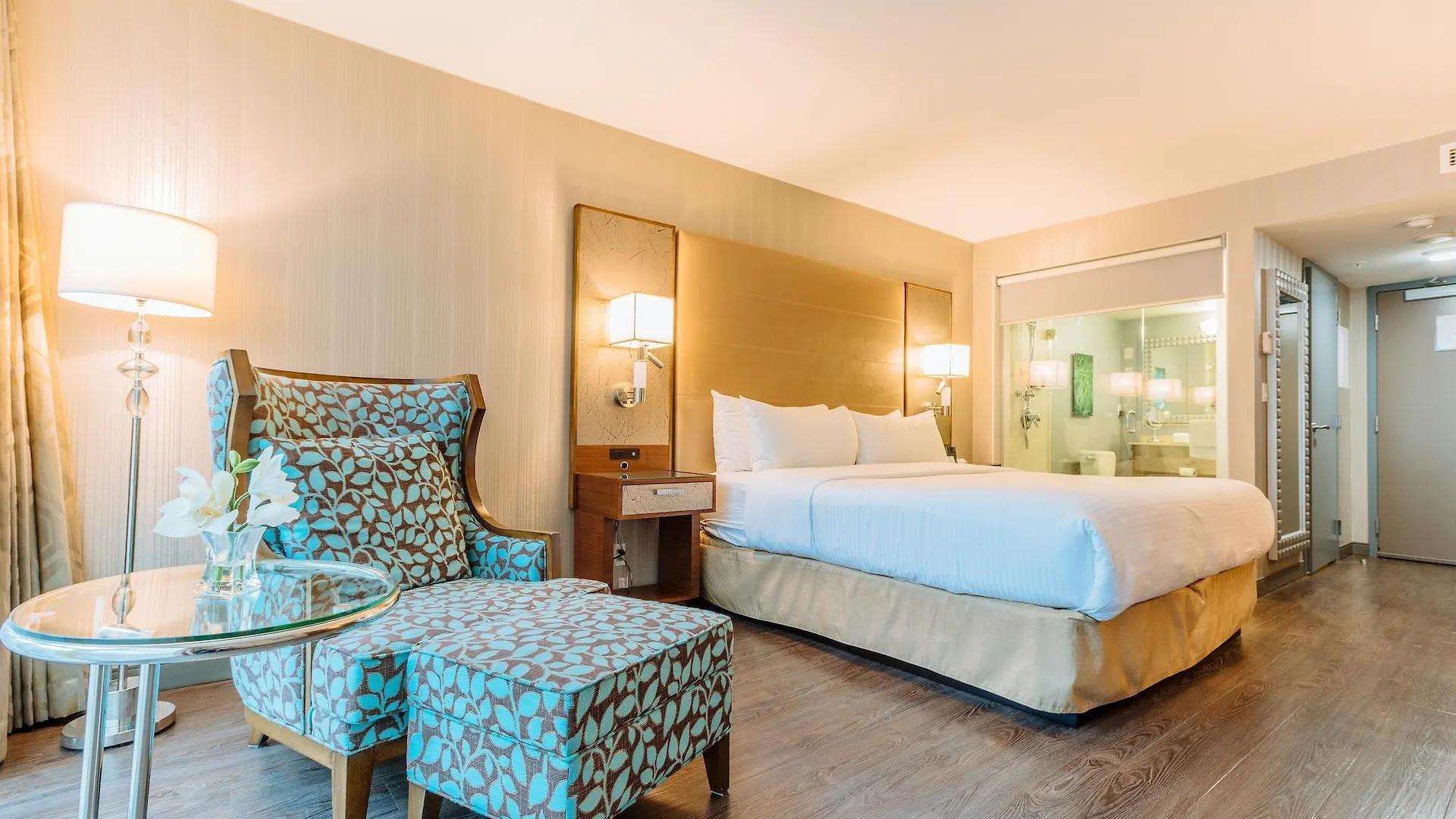 Hotel BLU Vancouver 4*,