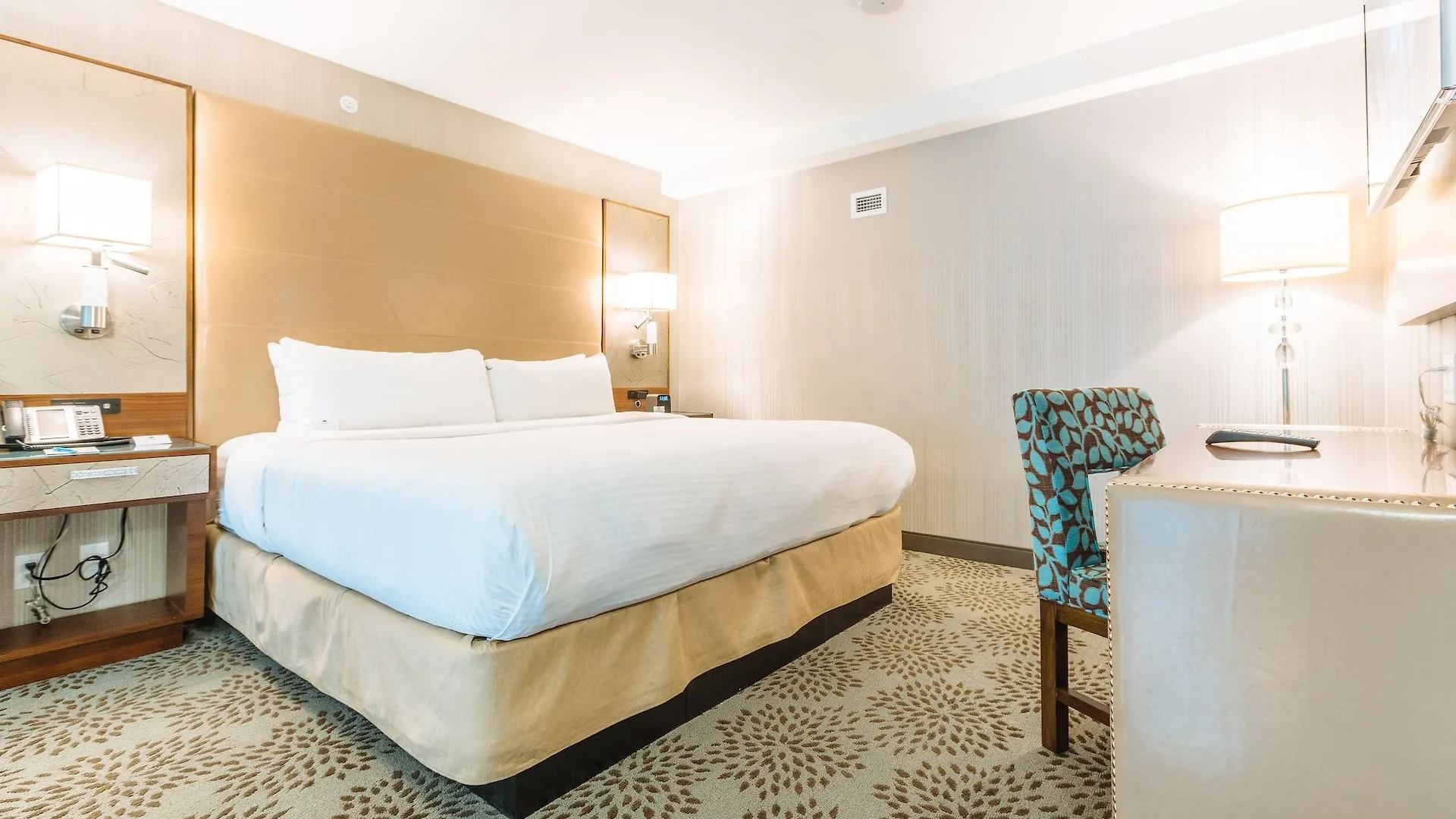 Hotel BLU Vancouver 4*,